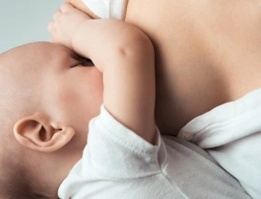 Διεμφυλική γυναίκα θήλασε το μωρό της με δικό της γάλα